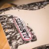 Pickguard Allparts pour Precision Bass Parchment 3 plis