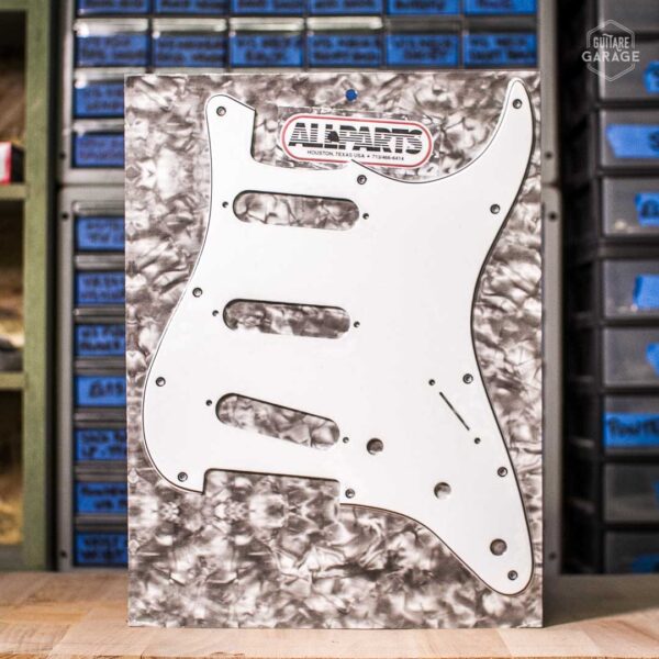 Pickguard Allparts pour Stratocaster Blanc 3 plis 11 trous
