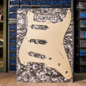 Pickguard Allparts pour Stratocaster Cream 1 pli 8 trous