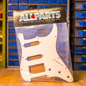 Pickguard Allparts pour Stratocaster HSS Parchment 3 plis 11 trous