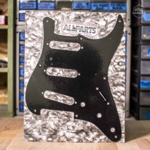 Pickguard Allparts pour Stratocaster Noir 1 pli 8 trous