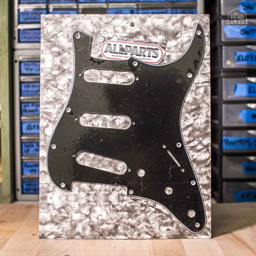 Pickguard Stratocaster HSS blanc 3 plis - Guitare Garage