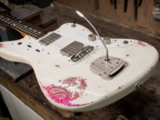 Partcaster Guitare Garage Jazzmaster Omypic White over Pink Paisley Relic Matching Headstock
