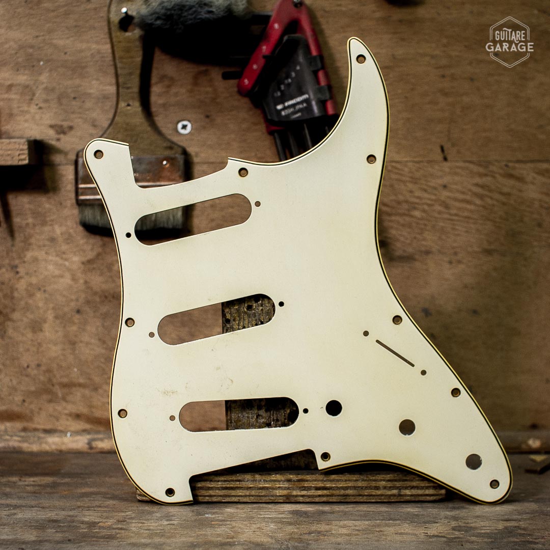 Pickguard Stratocaster Parchment 3 plis Relic By Guitare Garage