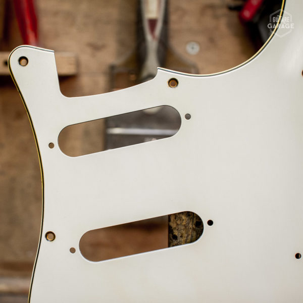 Pickguard Stratocaster Blanc 3 plis Relic By Guitare Garage