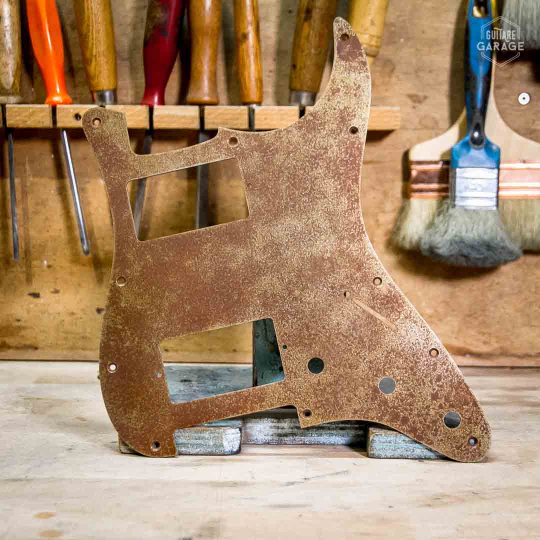 Pickguard Stratocaster HH Rusted Metal 1 pli Relic By Guitare Garage