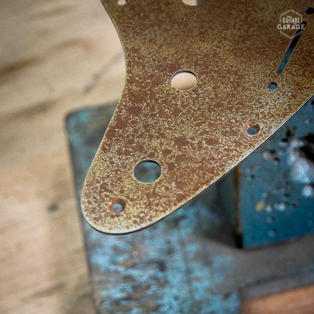 Pickguard Stratocaster HH Rusted Metal 1 pli Relic By Guitare Garage