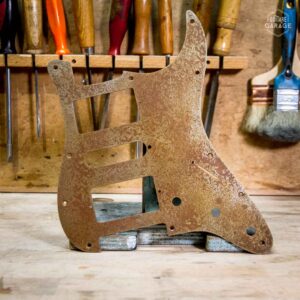 Pickguard Stratocaster HSH Rusted Metal 1 pli Relic By Guitare Garage