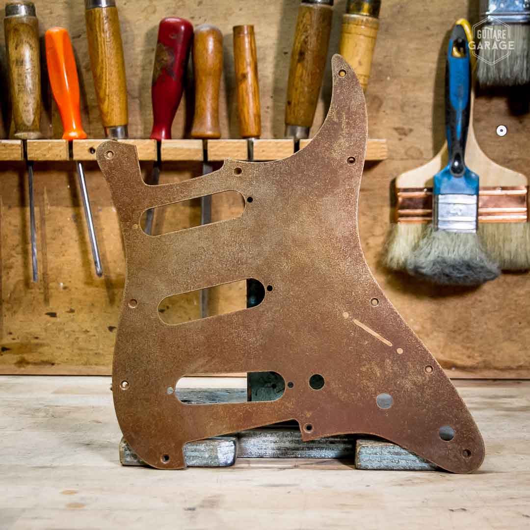 Pickguard Stratocaster SSS Rusted Metal 1 pli Relic By Guitare Garage