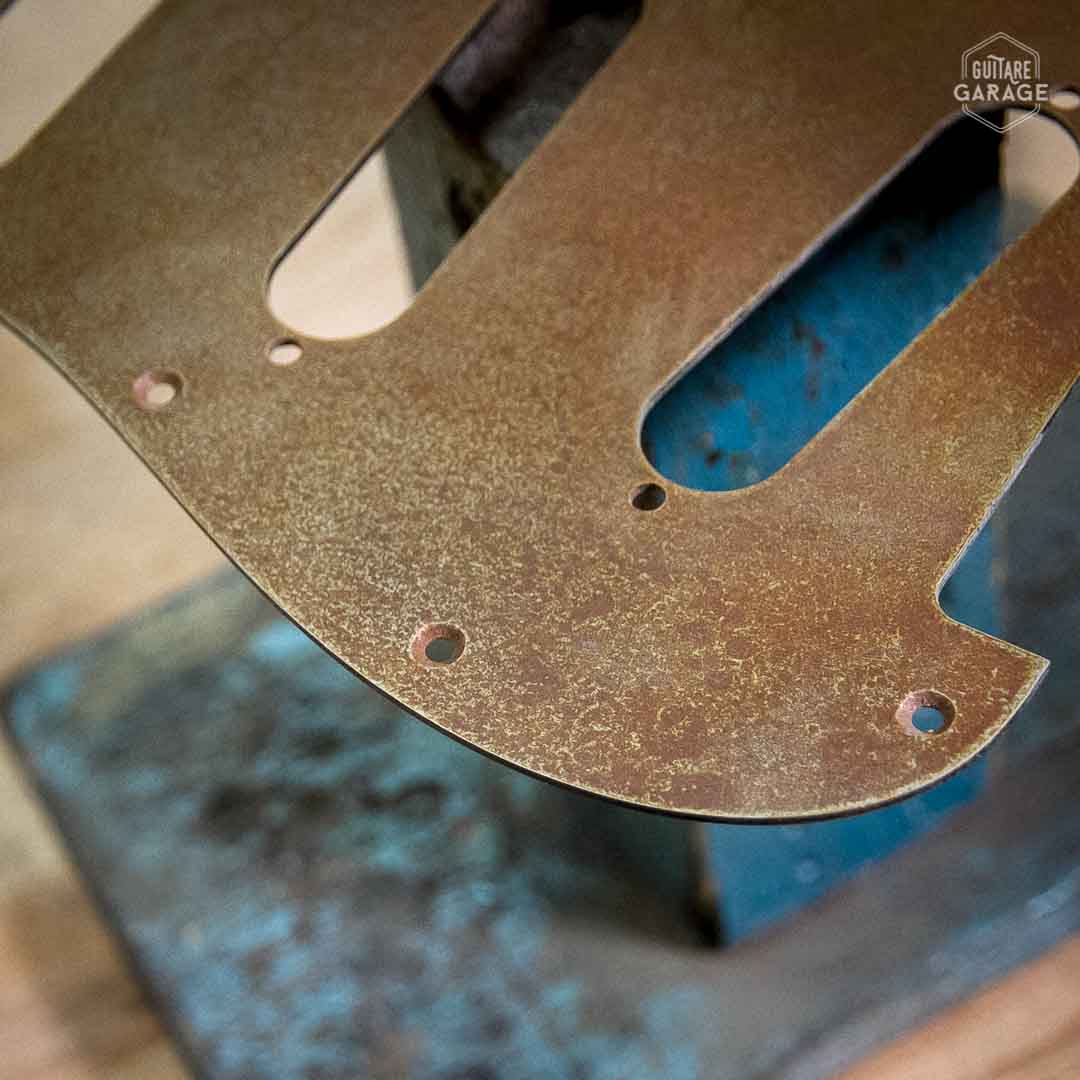 Pickguard Stratocaster SSS Rusted Metal 1 pli Relic By Guitare Garage
