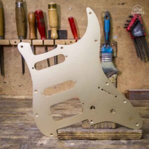 Pickguard Stratocaster HSS Aluminium Anodisé Gold Guitare Garage