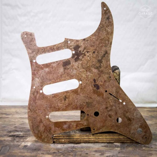 Pickguard Stratocaster SSS Rusted Metal 1 pli Relic By Guitare Garage version A