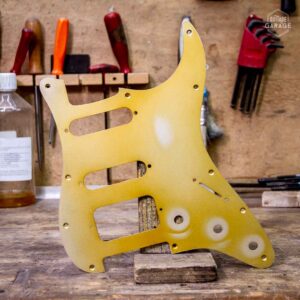 Pickguard Stratocaster HSS Aluminium Anodisé Gold Relic by Guitare Garage