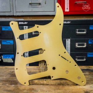 Pickguard Stratocaster HSS Aluminium Anodisé Gold Relic by Guitare Garage