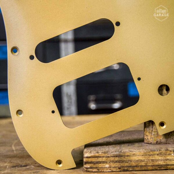 Pickguard Stratocaster HSS Aluminium Anodisé Gold Relic by Guitare Garage