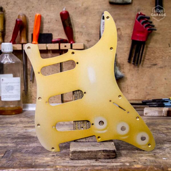 Pickguard Stratocaster SSS Aluminium Anodisé Gold Relic by Guitare Garage