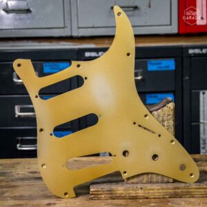 Pickguard Stratocaster SSS Aluminium Anodisé Gold Relic by Guitare Garage