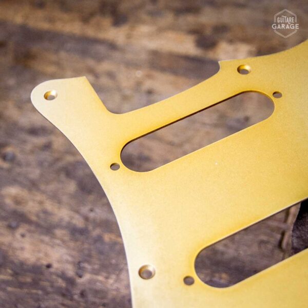 Pickguard Stratocaster SSS Aluminium Anodisé Gold Relic by Guitare Garage