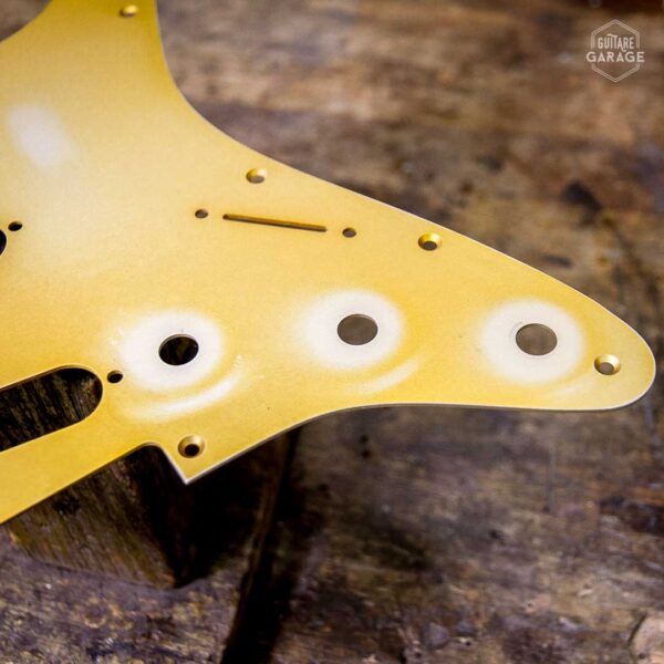 Pickguard Stratocaster SSS Aluminium Anodisé Gold Relic by Guitare Garage