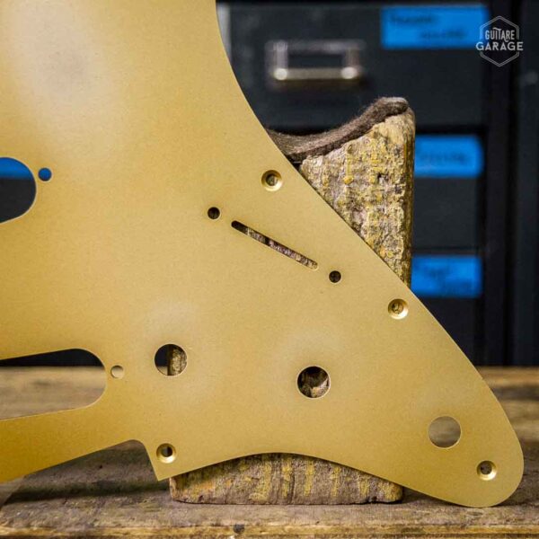 Pickguard Stratocaster SSS Aluminium Anodisé Gold Relic by Guitare Garage