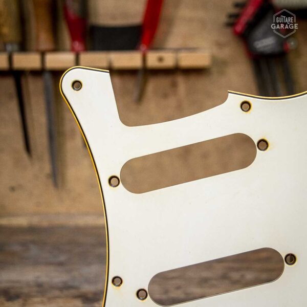 Pickguard Stratocaster Configuration HSS Blanc 3 plis Relic By Guitare Garage