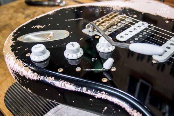 Guitare Garage Modèle S HSS Black Over Shell Pink Heavy Relic Hepcat