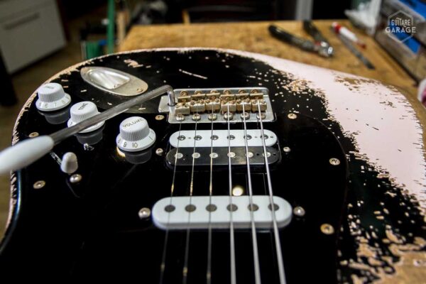 Guitare Garage Modèle S HSS Black Over Shell Pink Heavy Relic Hepcat