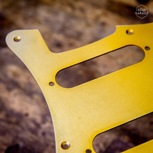 Pickguard Stratocaster HSS Aluminium Anodisé Gold Relic by Guitare Garage