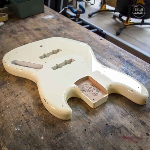 Corps Jazz Bass aulne Aged Olympic White Relic by Guitare Garage