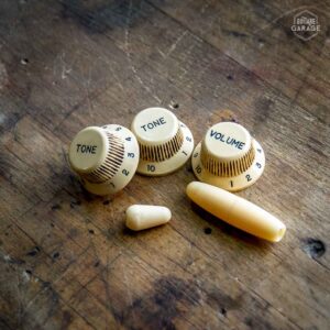 Jeu de boutons aged white pour Stratocaster relic by Guitare Garage