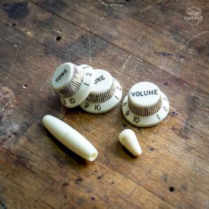 Jeu de boutons aged white pour Stratocaster relic by Guitare Garage