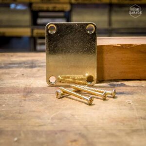 Plaque de manche (neck plate) Gold Style Fender fixation 4 points Relic By Guitare Garage