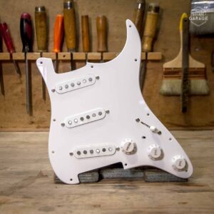 Pickguard pré-câblé Black Strat David Gilmour blanc avec micros Hepcat "Gilmour"