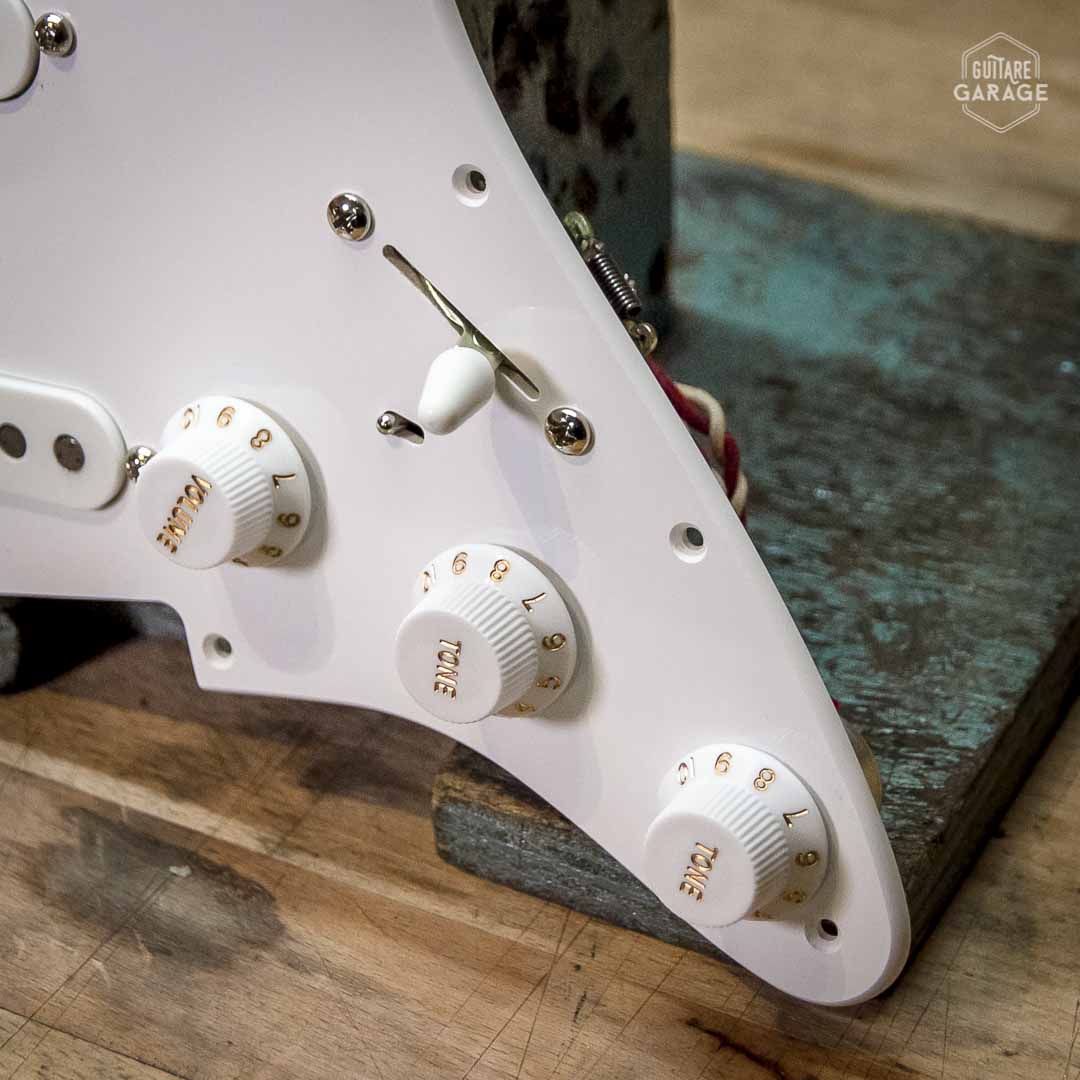 Pickguard pré-câblé Black Strat David Gilmour blanc avec micros Hepcat "Gilmour" – Image 2