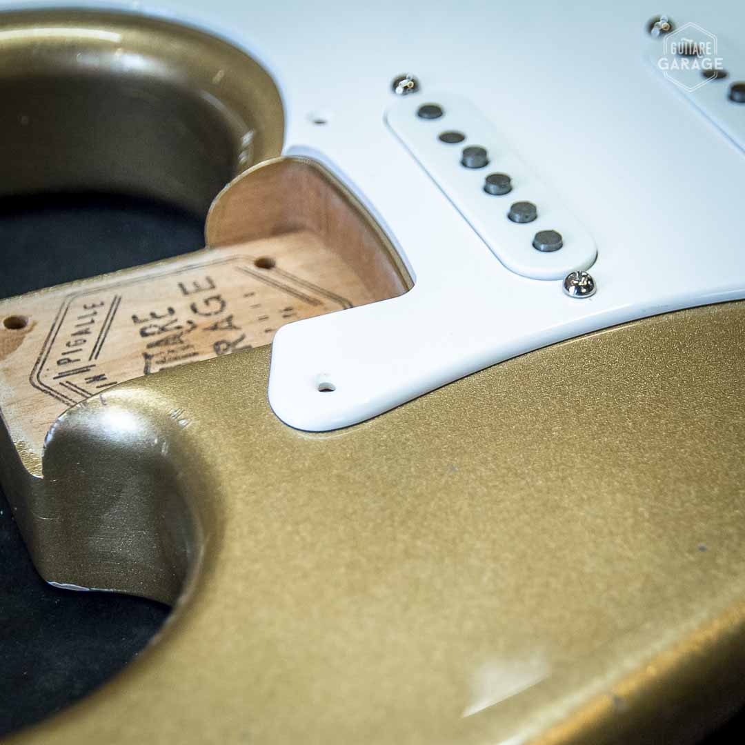 Pickguard pré-câblé Black Strat David Gilmour blanc avec micros Hepcat "Gilmour" – Image 6