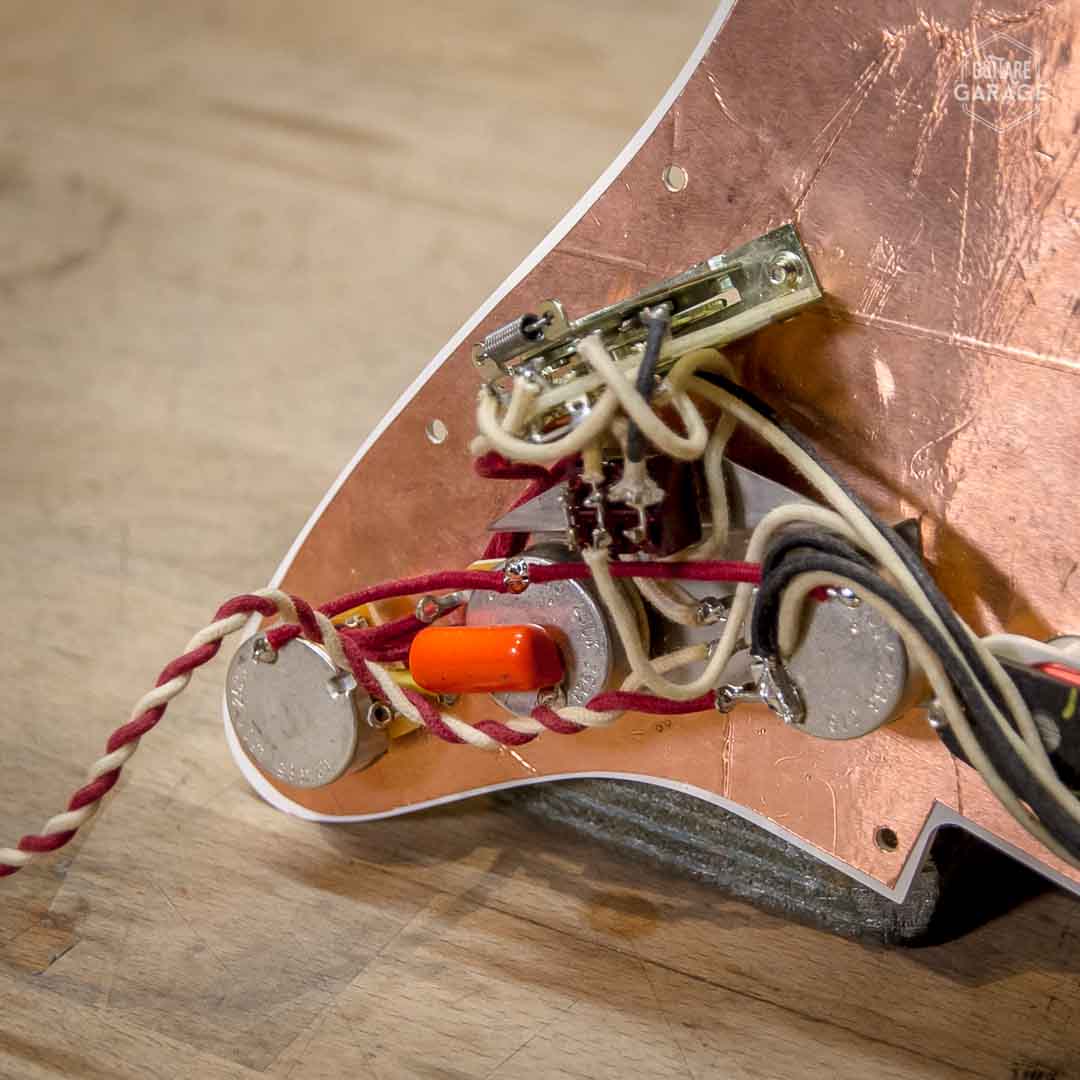 Pickguard pré-câblé Black Strat David Gilmour blanc avec micros Hepcat "Gilmour" – Image 4