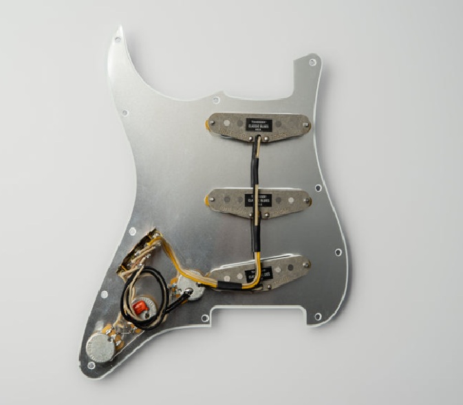 Pickguard pré-câblé Tonerider pour stratocaster avec micros "Classic Blues" finition Aged White