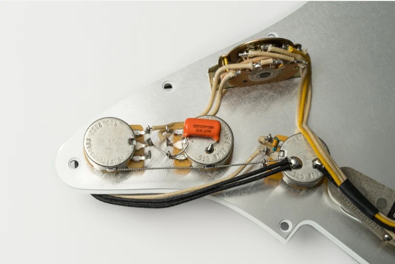Pickguard pré-câblé Tonerider pour stratocaster avec micros "Classic Blues" finition Aged White