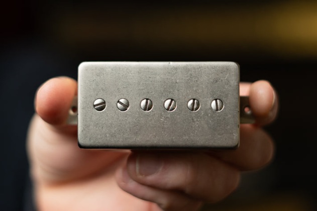 Micro P90 format humbucker Tonerider Renegade 90 position chevalet finition aged nickel